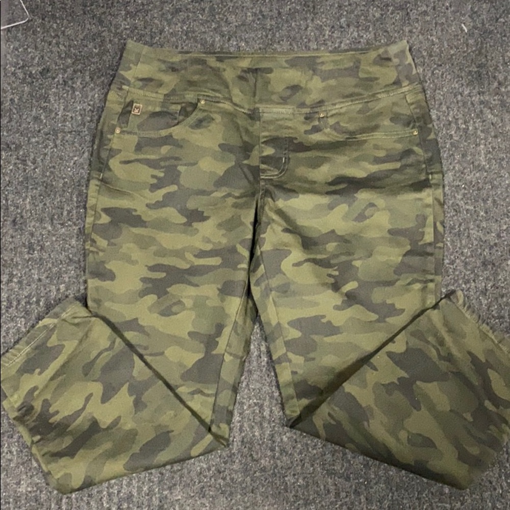 Women’s Petite size 16 Kim Gravel Belle Camo pants